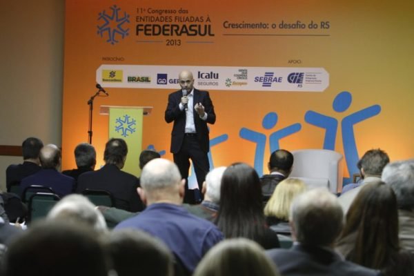 22/06/2013 - Canela RS - FEDERASUL - 11¼ Congresso das ENTIDADES FILIADAS A FEDERASUL. O economista Aod Cunha durante sua palestra, a conjuntura econmica internacional e econmia brasileira. 



FOTO: ITAMAR AGUIAR